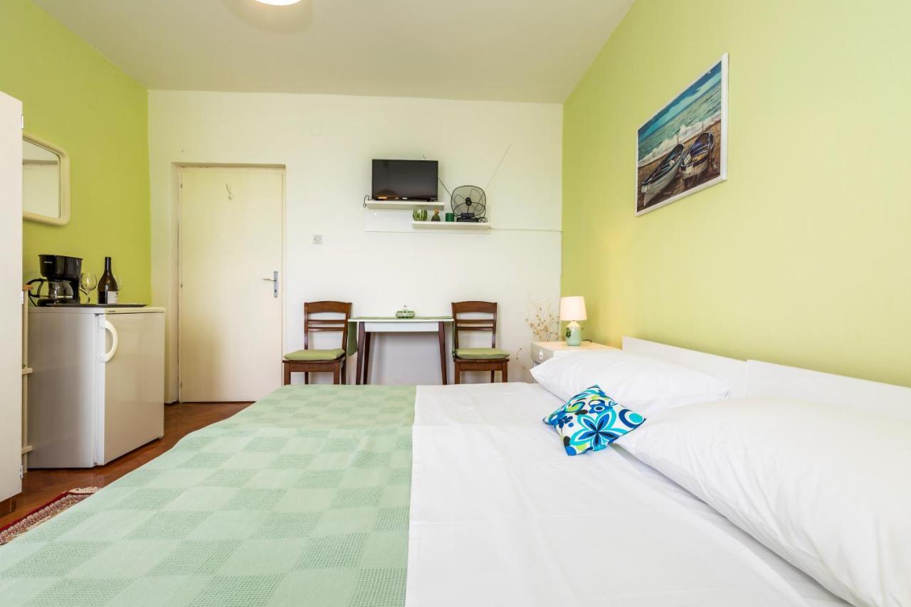 Muzic Budget Double Room マリ・ロシニュ エクステリア 写真