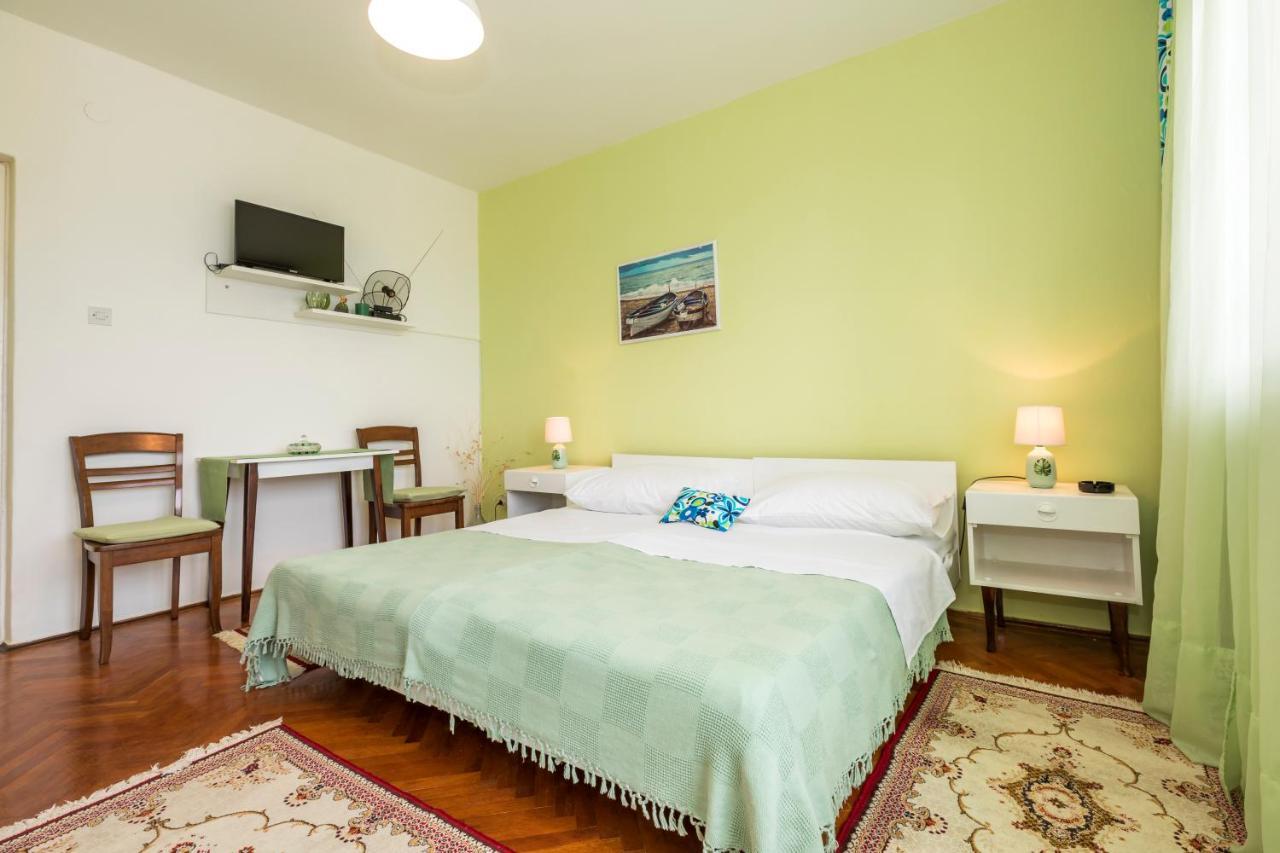 Muzic Budget Double Room マリ・ロシニュ エクステリア 写真